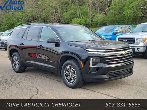 Used 2025 Chevrolet Traverse LT image 7