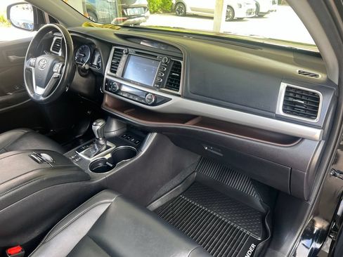 Used 2019 Toyota Highlander XLE AWD/4WD image 22