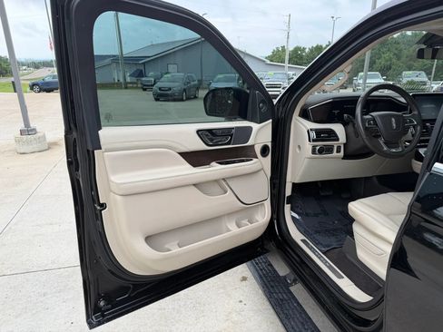 Used 2018 Lincoln Navigator L Reserve w/ Technology Package AWD/4WD image 13