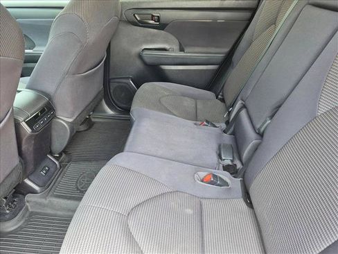 Used 2021 Toyota Highlander LE AWD/4WD image 17