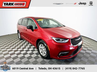 Used 2025 Chrysler Pacifica Select