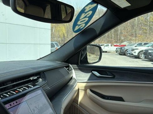 Certified 2024 Jeep Grand Cherokee Limited w/ Black Appearance Package image 24