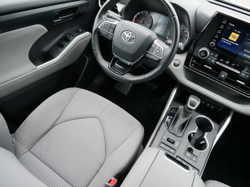 Used 2021 Toyota Highlander LE AWD/4WD image 9
