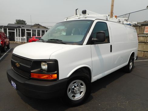 Used 2016 Chevrolet Express 2500 w/ Cold Climate Package RWD image 3