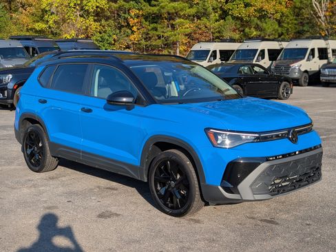 Used 2025 Volkswagen Taos SE image 11