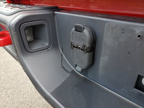 Used 2023 Jeep Gladiator Rubicon w/ Cold Weather Group AWD/4WD image 8