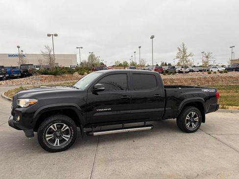 Used 2019 Toyota Tacoma TRD Sport w/ TRD Premium Sport Package AWD/4WD image 5