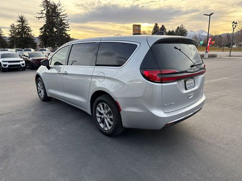 New 2026 Chrysler Pacifica Limited image 3