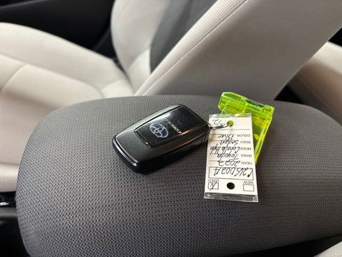 Used 2022 Toyota Corolla LE image 29