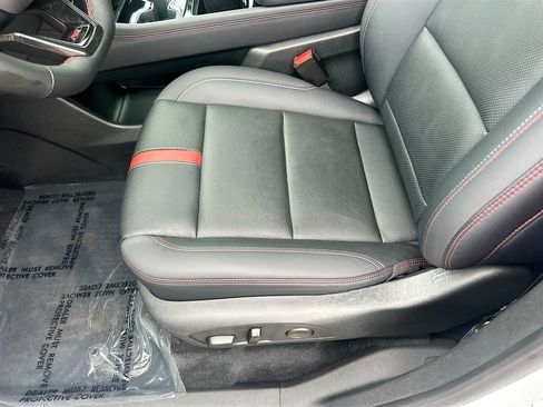 Used 2024 Chevrolet Traverse RS FWD image 20