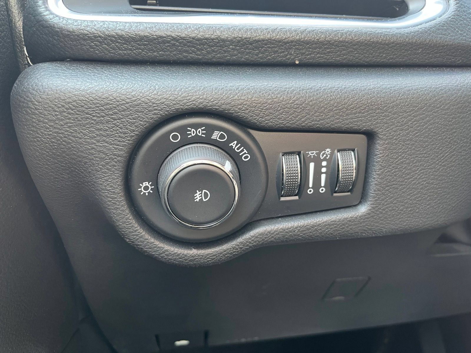 Used 2024 Chrysler Pacifica Limited w/ Uconnect Theater Family Group FWD image 14