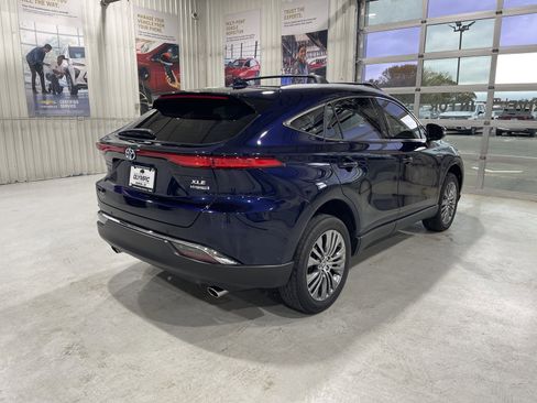 Used 2022 Toyota Venza XLE image 8