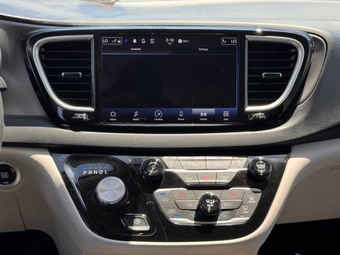 Used 2023 Chrysler Pacifica Touring-L FWD image 19