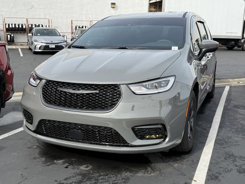 Used 2023 Chrysler Pacifica Touring-L w/ S Appearance Package image 2