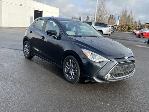 Used 2020 Toyota Yaris XLE image 7