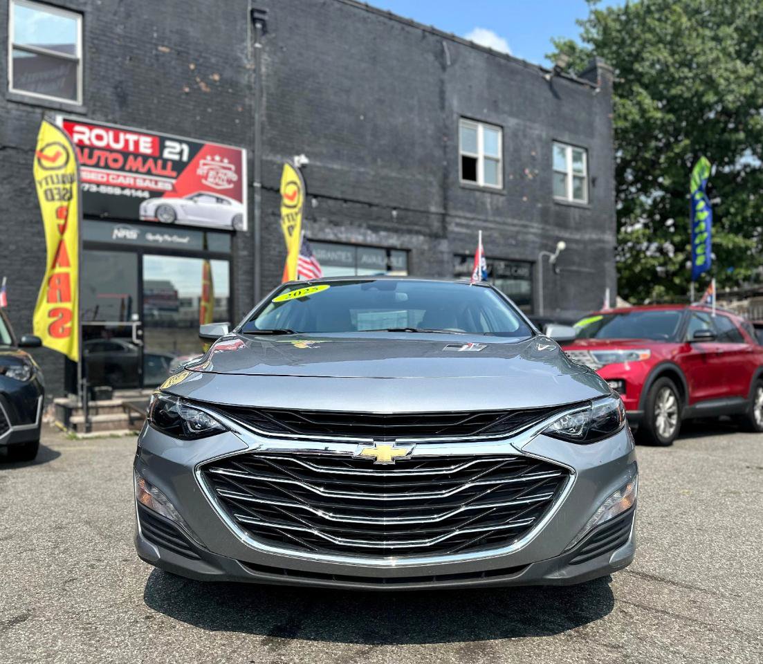 Used 2025 Chevrolet Malibu LT FWD image 2