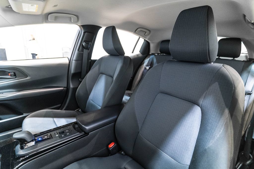 Used 2025 Toyota Prius LE FWD image 6