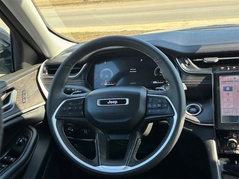 Used 2024 Jeep Grand Cherokee Limited image 25