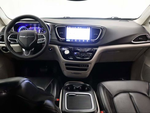 Used 2023 Chrysler Pacifica Touring-L FWD image 15