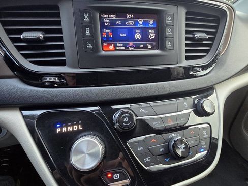 Used 2017 Chrysler Pacifica Touring-L image 12