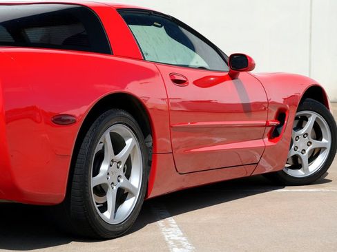 Used 2004 Chevrolet Corvette Coupe w/ Preferred Equipment Group RWD image 26