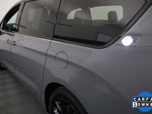 Used 2025 Chrysler Pacifica Limited image 11