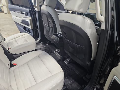 Used 2024 Kia Telluride SX Prestige w/ Towing Package AWD/4WD image 11