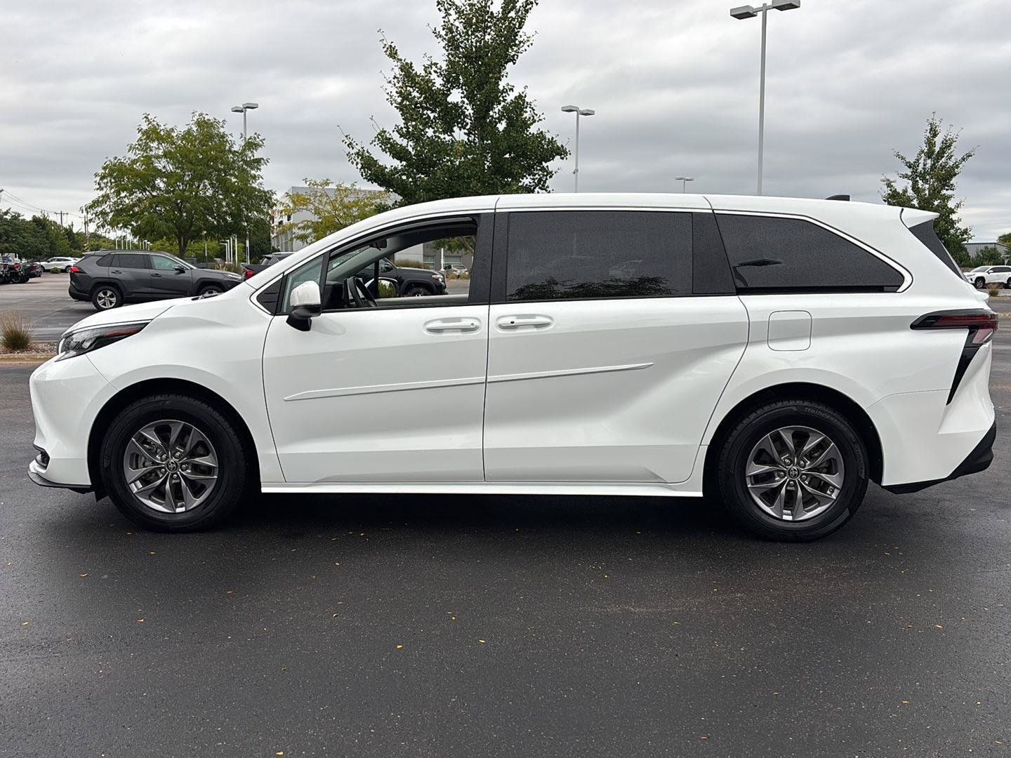 Used 2024 Toyota Sienna LE AWD/4WD image 23