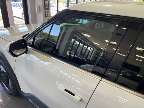 Used 2024 Kia EV9 Light Long Range RWD image 17