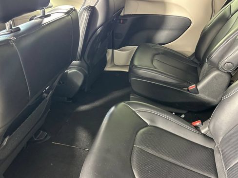 Used 2023 Chrysler Pacifica Touring-L FWD image 13