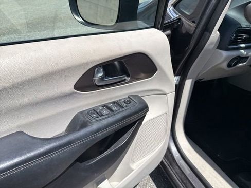Used 2021 Chrysler Voyager Lxi FWD image 25