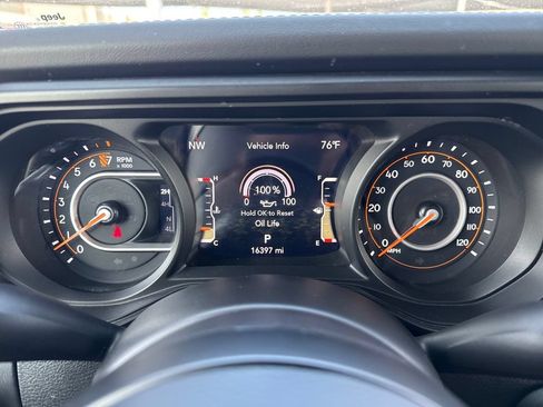 Used 2024 Jeep Gladiator Mojave w/ Technology Group AWD/4WD image 18