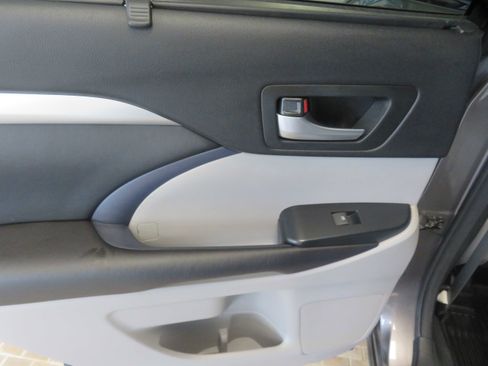 Used 2016 Toyota Highlander XLE FWD image 18