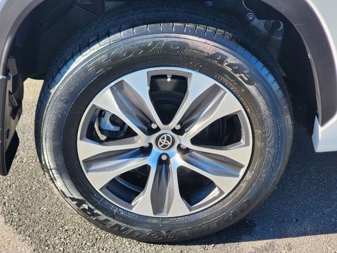 Used 2023 Toyota Highlander XLE image 12