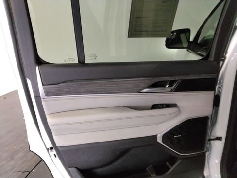 Used 2023 Jeep Wagoneer Series II w/ Premium Group I image 39