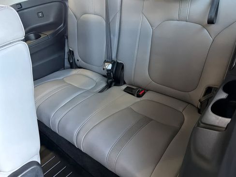 Used 2025 Honda Pilot Touring image 17