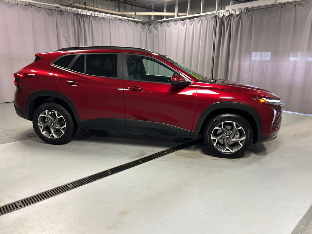 Used 2025 Chevrolet Trax LT w/ LT Convenience Package FWD image 8