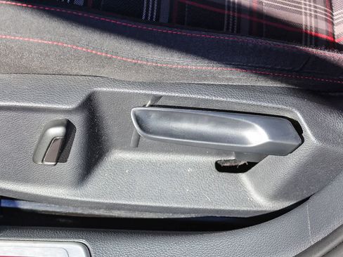 Used 2018 Volkswagen GTI SE image 28