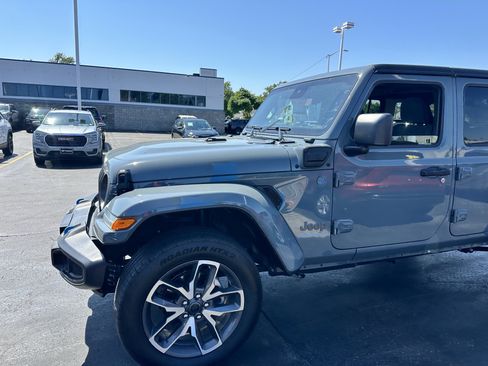 Used 2024 Jeep Wrangler Unlimited w/ Convenience Group AWD/4WD image 4