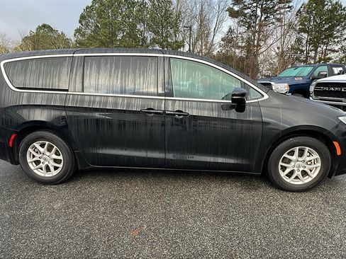 Used 2024 Chrysler Pacifica Touring-L image 7