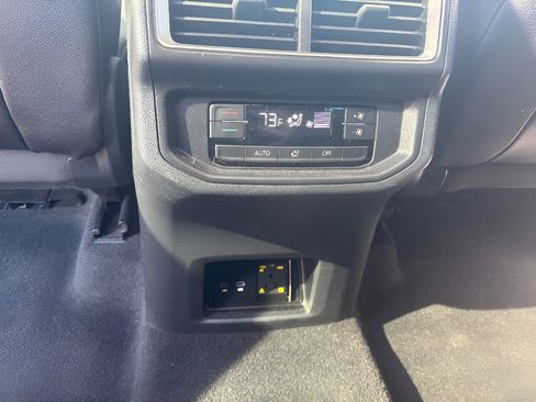 Used 2025 Volkswagen Atlas SE image 32