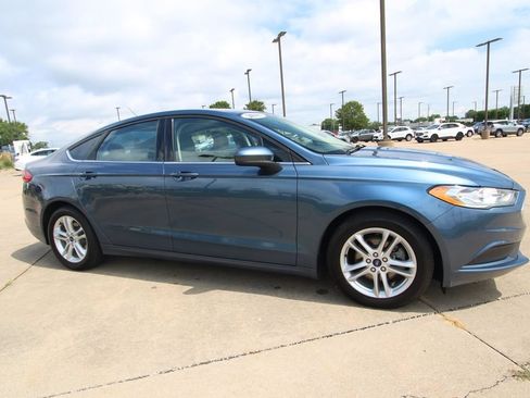 Used 2018 Ford Fusion SE w/ Fusion SE Technology Package FWD image 3