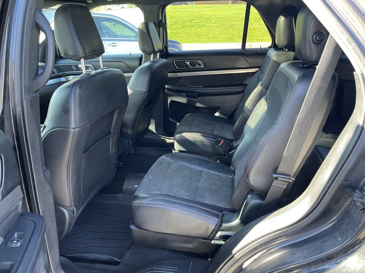 Used 2019 Ford Explorer XLT w/ Equipment Group 202A AWD/4WD image 12