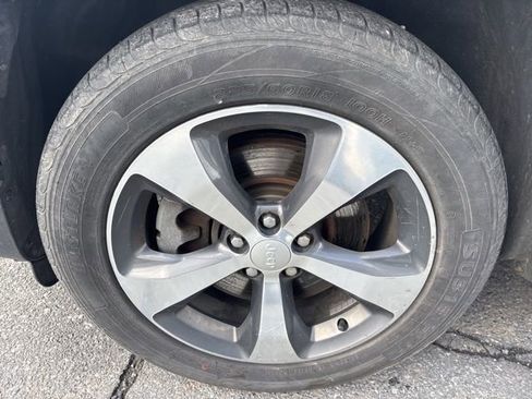 Used 2019 Jeep Cherokee Limited w/ Technology Group AWD/4WD image 17