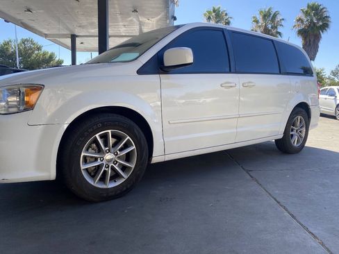 Used 2014 Dodge Grand Caravan SXT FWD image 11