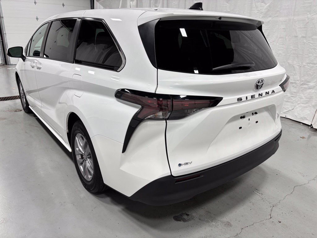 Used 2026 Toyota Sienna LE FWD image 5