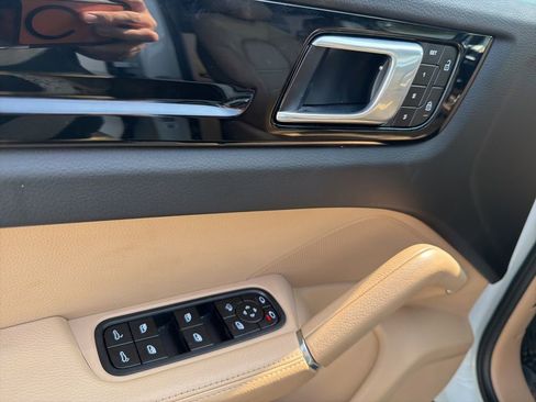 Used 2022 Porsche Cayenne Platinum Edition image 27