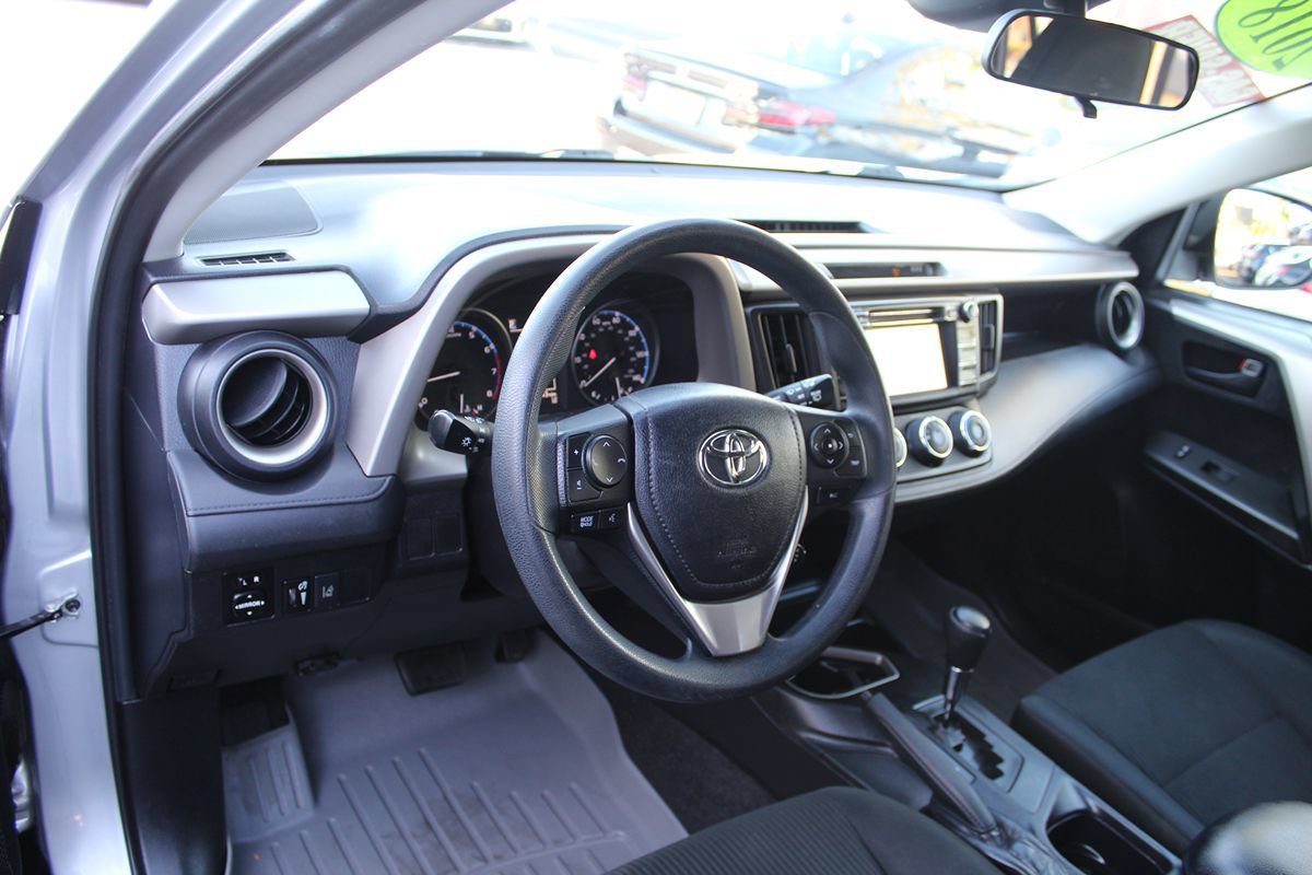 Used 2018 Toyota RAV4 LE FWD image 16
