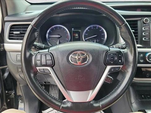 Used 2019 Toyota Highlander XLE image 21