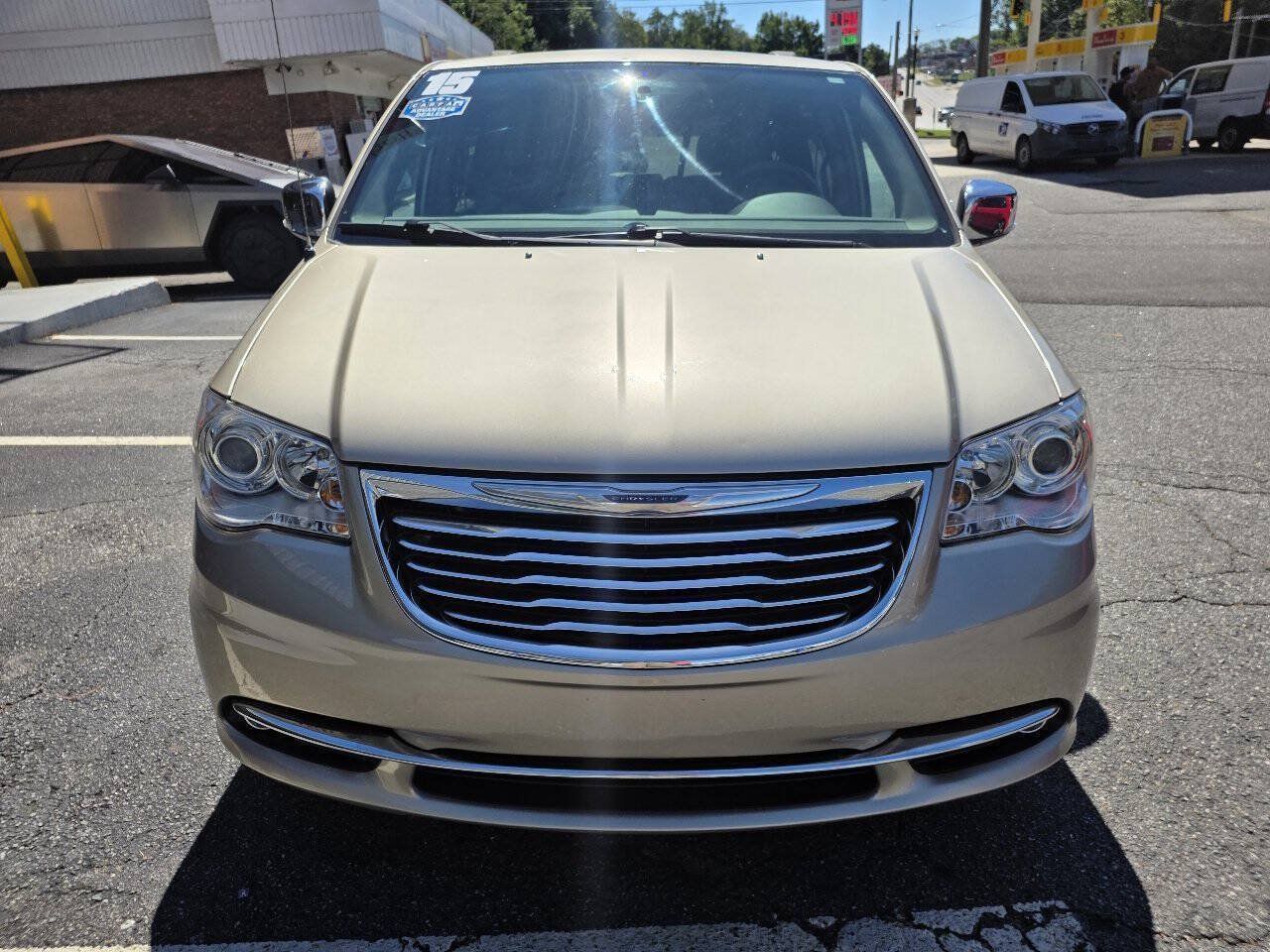 Used 2015 Chrysler Town & Country Limited Platinum FWD image 9
